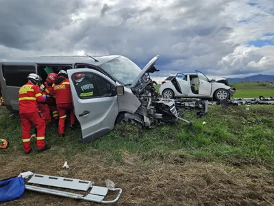 Accident rutier mortal în Brașov, după ce un microbuz și o mașină s-au ciocnit frontal - Foto: Isu Brasov