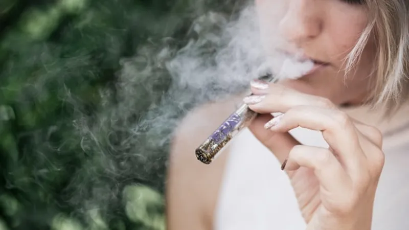 Specialiştii britanici contrazic OMS: Ţigările electronice pot ajuta oamenii să se lase de fumat/FOTO: Unsplash