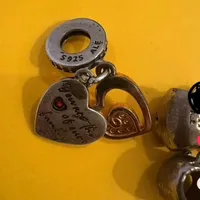 325.000 lei prejudiciu într-o afacere cu brățări Pandora contrafăcute. „Sute de lei pe o tinichea” - Foto: Turnulsfatului.ro