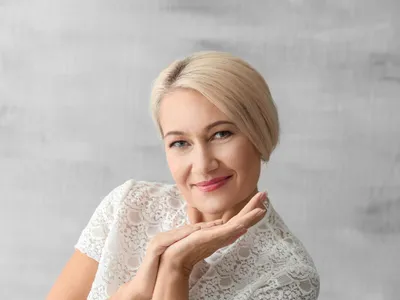 Pensionară bucuroasă de pensie - Foto: Freepik