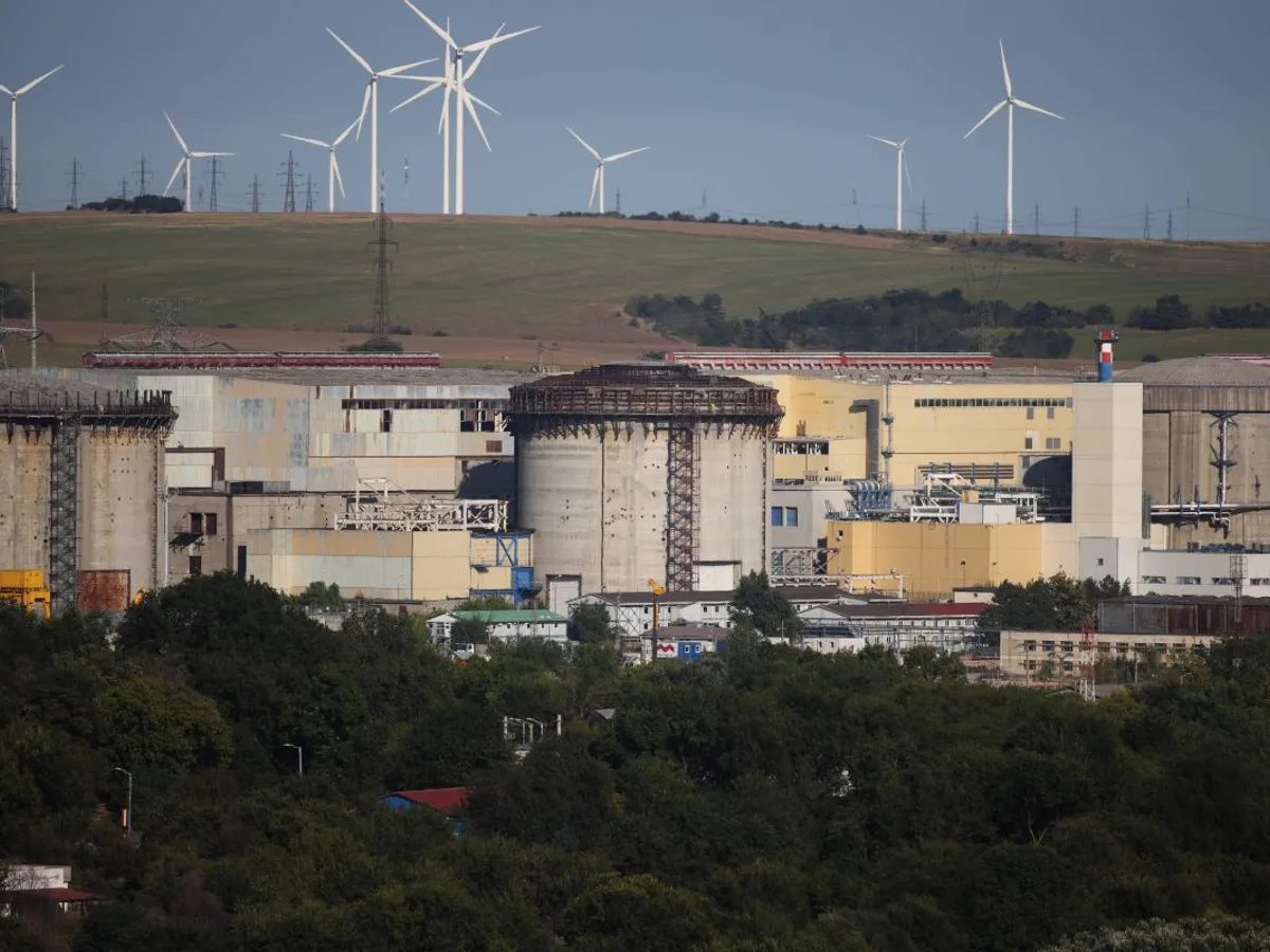 Simptomatic. CNE Cernavodă. Pe dealurile din spate, se văd mori eoliene, tipice Dobrogei - Foto: INQUAM PHOTOS/George Călin