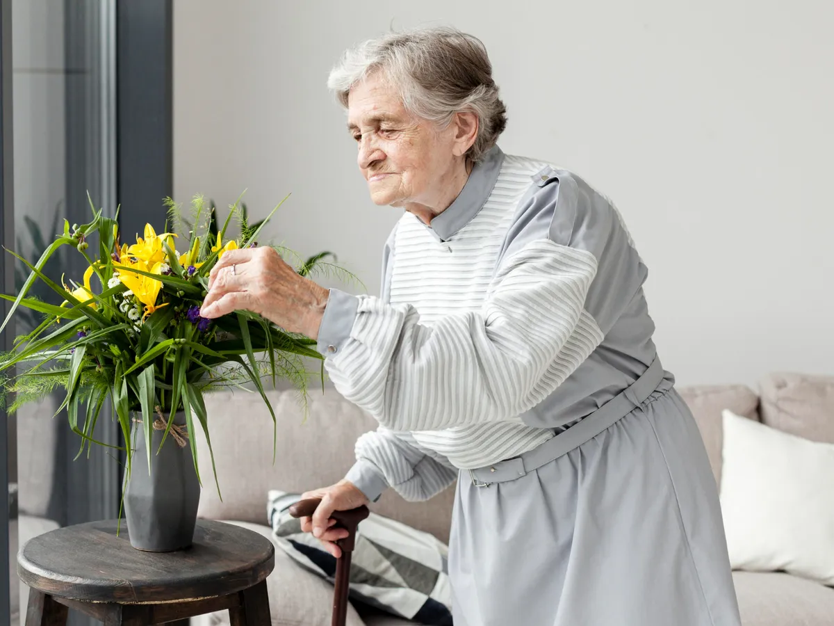 Pensionară la pensie îngrijește flori - Foto: Freepik