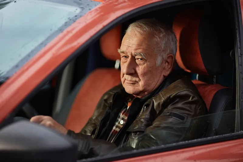 Bărbat &icirc;n v&acirc;rstă la volan - Foto: Freepik (imagine cu rol ilustrativ)