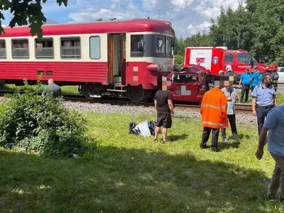 O mașină, lovită și făcută praf de tren chiar în orașul Brașov. Șase persoane au fost rănite - Foto: IPJ Brașov