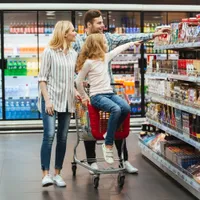 Angajat umilit la un supermarket. Ce l - pus șefa sa facă atunci când a găsit cafea expirată la raft - Foto: Freepik