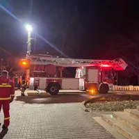 Incendiu într-un bloc din Craiova. 60 de persoane au fost evacuate de urgență - FOTO: Facebook/ ISU Dolj