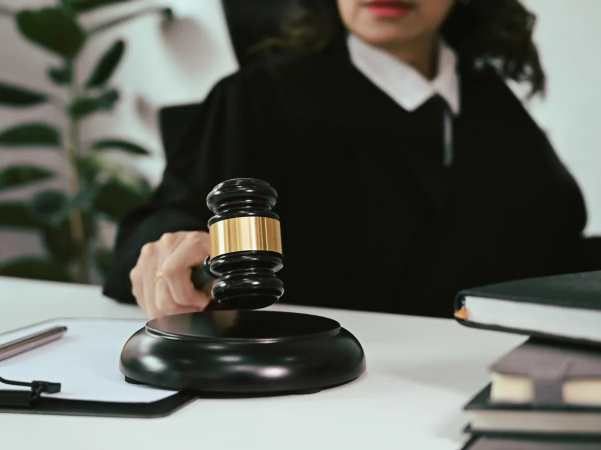 13.000 lei net salariu/lună pentru o judecătoare din Galați de 50 ani. A amânat 371 de cauze, unele cu un an