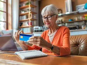Casa de Pensii a trimis banii pentru plata pensie pe iunie. Când pot merge pensionarii la bancomat? - Foto: Freepik