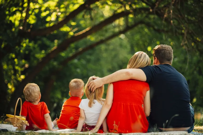T&acirc;nără familie aflată &icirc;n concediu. La poieniţă - Foto: Magnific.com/magnific