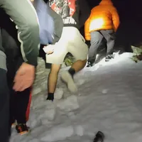 Patru tineri rătăciţi în Parâng, recuperați de salvamontiști. Erau în pantaloni scurți prin zăpadă - Foto: Captură de ecran