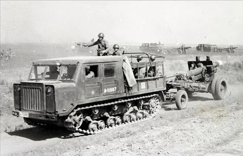 Tractor artilerie rusesc AT-L - Foto: tanks-encyclopedia.com