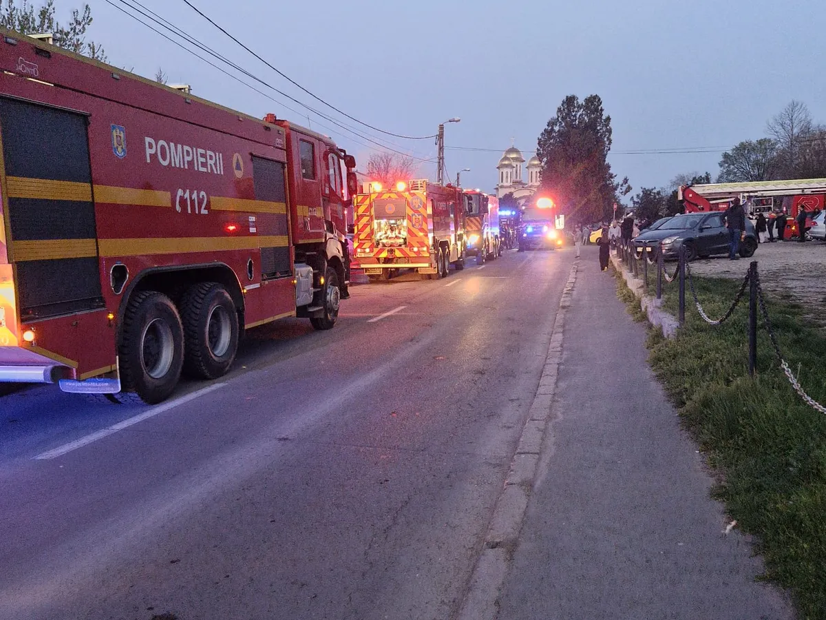 Incendiu violent la un bloc social din Constanța. A fost activat Planul Roșu. Sunt oameni în interior