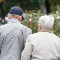 Escrocheria prin care pensionarii rămân fără pensie de sărbători. La cine să NU deschidă ușa - Foto: Profimedia Images (imagine cu rol ilustrativ