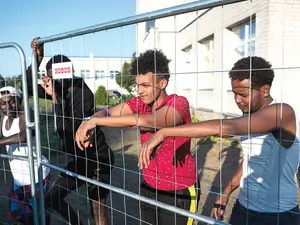 DISPERARE Migranții lăsați să plece din Belarus au fost cazați în școli vechi în Lituania. Provin din Coasta de Fildeș,  Camerun, Somalia, Eritrea și Senegal - Foto: Getty Images