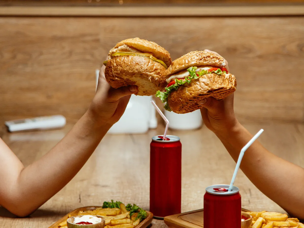 De ce sunt McDonalds și Burger King aproape mereu unul lângă altul? Explicația unui expert