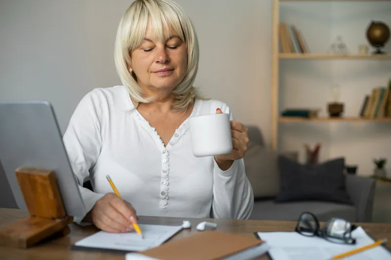 Pensionară la pensie - Foto: magnific