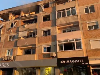 Explozie urmată de incendiu, într-un bloc din Carei: cel puțin 11 victime. / Foto: news.ro