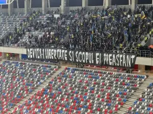 Imagini ȘOCANTE! Un fan a atacat doi jandarmi la FCSB - Petrolul cu o bâtă de metal. Ce au făcut autoritățile după ce l-au prins: ”I-a lovit în zona capului”