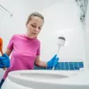 Femeie care curăță toaleta - Foto: Magnific.com (Imagine cu rol ilustrativ)