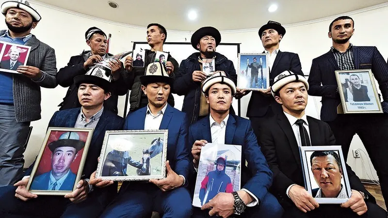 Un grup de kirghizi cu portretele rudelor despre care se tem că sunt închise în „taberele de reeducare“ în provincia Xianjiang, nord-estul Chinei