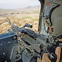 Un soldat SUA armează mitraliera sa M-240H