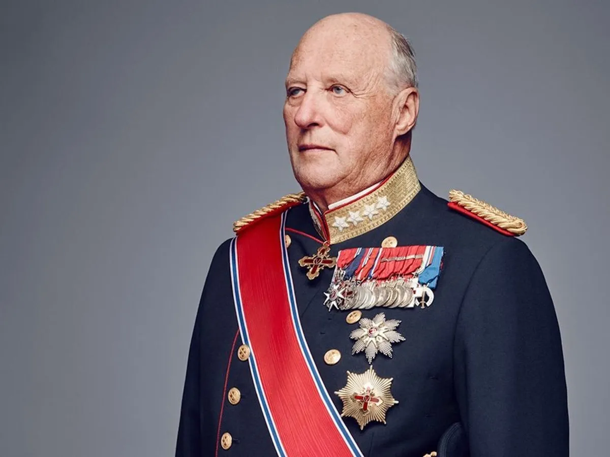 Norvegia, în alertă după ce starea regelui Harald s-a deteriorat. Mii de oameni s-au adunat la Palatul Regal