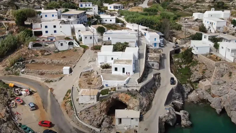 O insulă din Grecia oferă 23.000 de euro, casă și teren celor se mută acolo. Care sunt condițiile? - Foto: Preluare b1TV