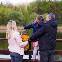 Unde merg românii în vacanța de toamnă a elevilor? Prețul unei nopți de cazare pentru o familie - Foto: Freepik (rol ilustrativ)