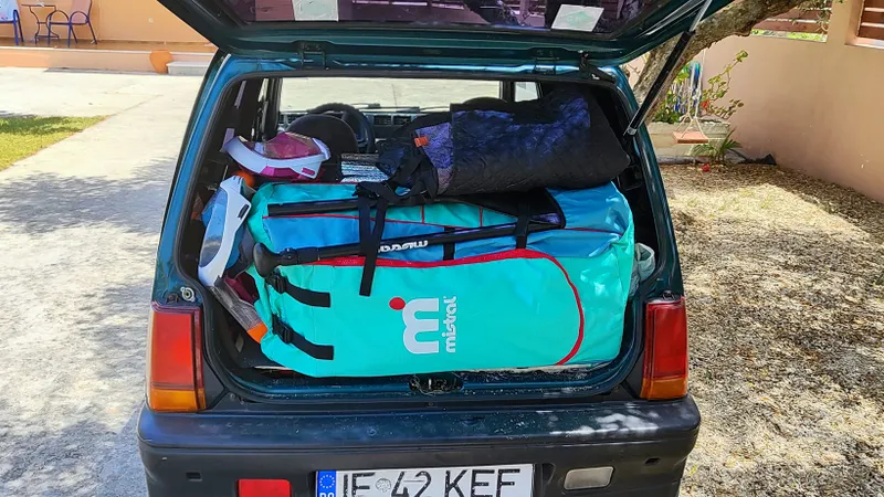 Românul cu Tico a plecat iar în Kefalonia cu familia. I-a pus perne de aer, plutește ca Rollsul - Foto: Facebook/Ion Iliescu