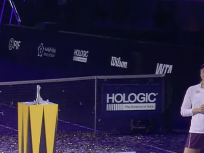 Nici n-a vrut să audă! Elena Rybakina a oferit imagini nemaivăzute, pe teren, după ce a câștigat Turneul Campioanelor