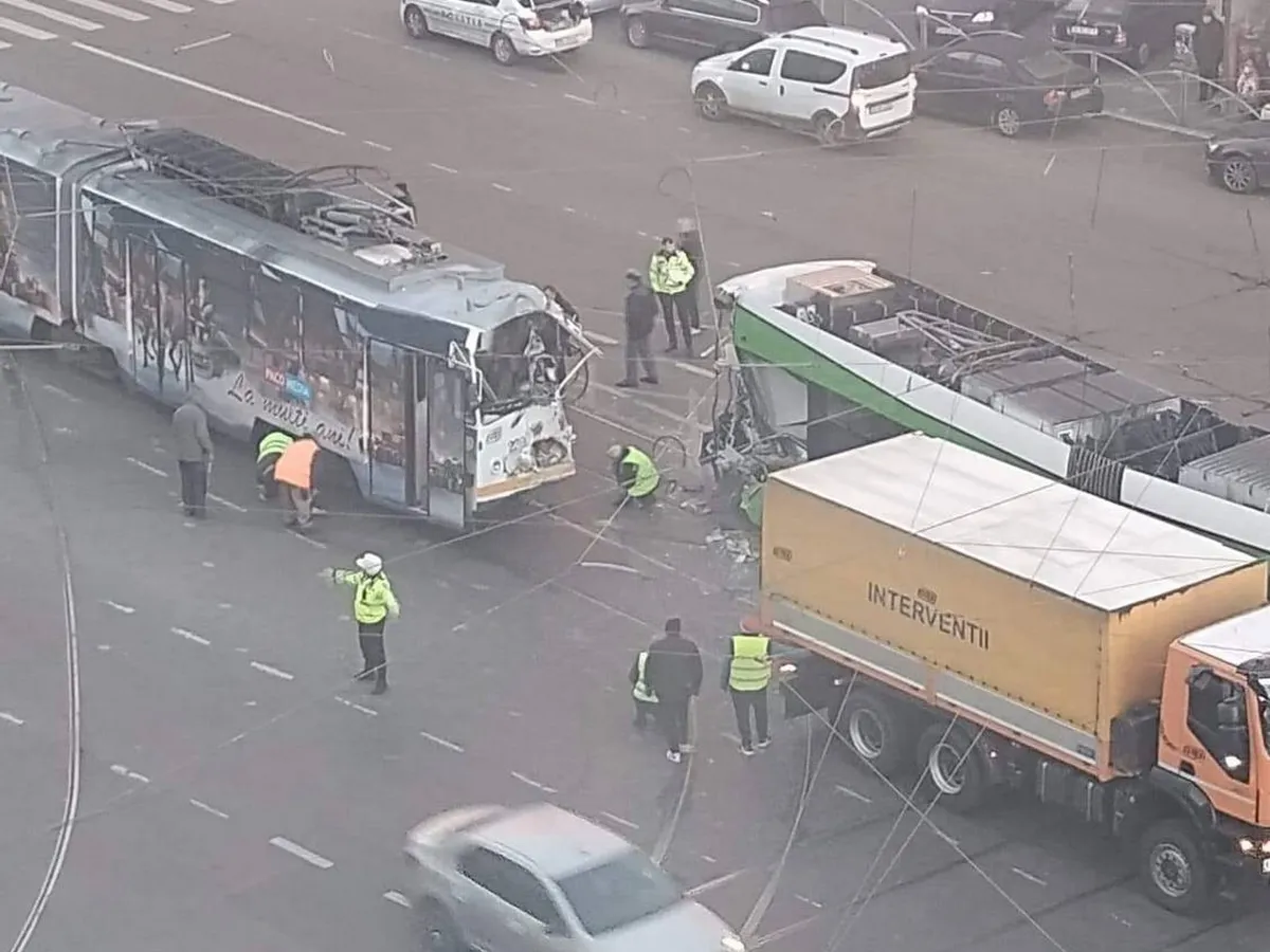 Două tramvaie, unul nou și unul vechi, s-au lovit frontal în București, pe Ștefan cel Mare - Foto: Facebook