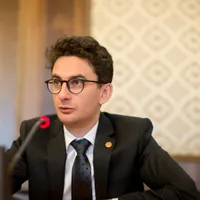 Deputatul USR Iulian Bulai îi îndeamnă pe oameni să meargă la vot/ FOTO: ziarulderoman.ro