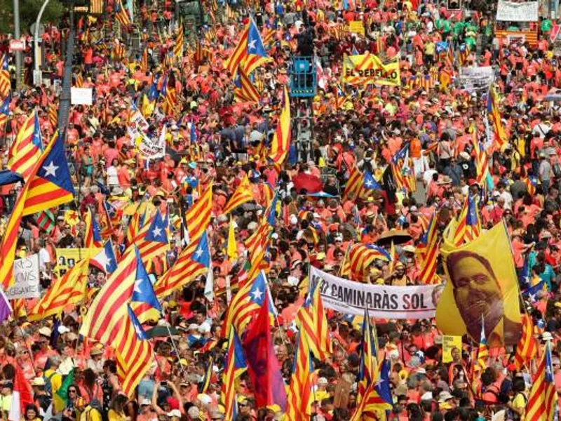 Separatiştii catalani, în stradă înaintea reluării negocierilor cu Madridul. / Foto: ft.com