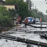 Furtuna de aseară a făcut prăpăd în Giurgiu. Acoperișuri smulse, mașini avariate și copaci căzuți - Foto: Facebook/Meteoplus