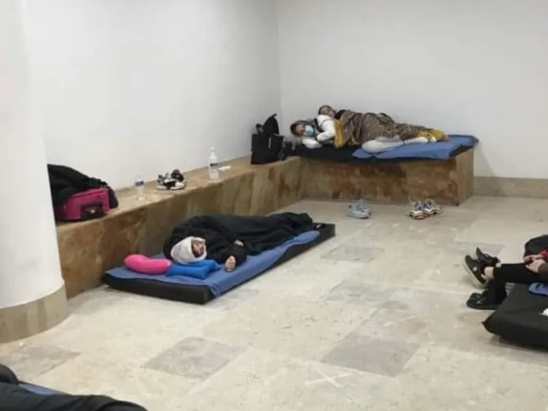 Peste 100 de români se află în continuare blocați pe Aeroportul din Cancun, Mexic, fără telefoane, acte și fără să primească explicații/FOTO: Digi24