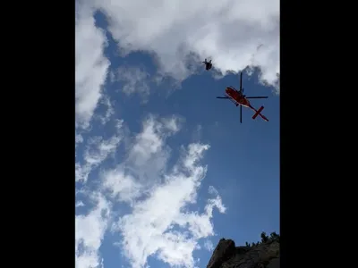 Salvare ca-n filme, cu elicopterul, de sub vârful Păpușa Mare. O femeie a căzut într-o râpă - Foto: captură video