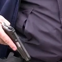 Poliţia nu reuşeşte nicidecum să-l găsească pe bărbatul care a împuşcat un ieşean în gât - Foto: captură video Digi24