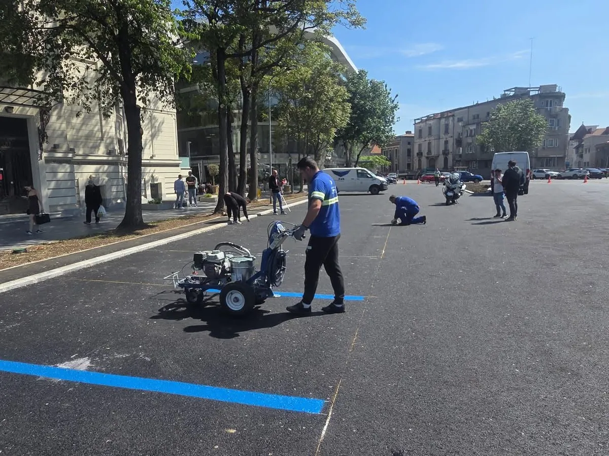 Locuri de parcare municipale, trasate cu vopsea albastră - Foto: Facebook / PMB