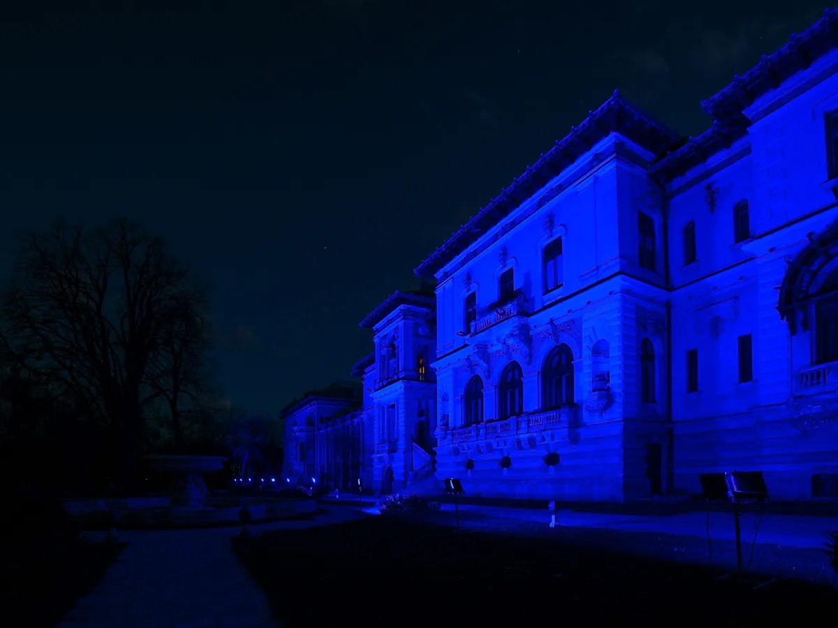 Palatul Cotroceni, iluminat în albastru, de Ziua Internaţională de Conştientizare a Autismului. / Foto: ecopolitic.ro