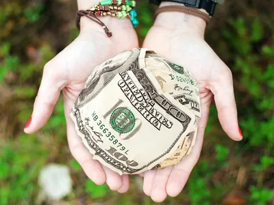 Glob pământesc făcut din bancnote de dolari - Foto: Pexels/Pixabay