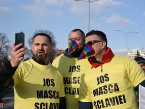 Fost deputat AUR, condamnat penal, îndeamnă la nepurtarea măștii, în proteste de stradă