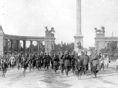 Soldați români mărșăluind în Budapesta, în august 1919 - Foto: arhiva