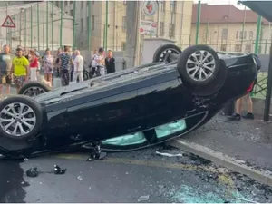 Mercedes aruncat cu roțile în sus de un BMW, pe bulevardul Tineretului. Unul dintre șoferi a intrat cu viteză pe contrasens și ar fi făcut drifturi înainte de accident - Foto: Observator / imagine cu caracter ilustrativ