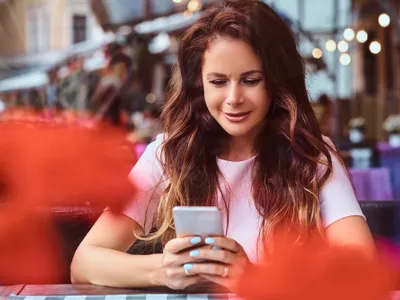 O femeie citește un mesaj pe telefojn - Foto: freepik (rol ilustrativ)