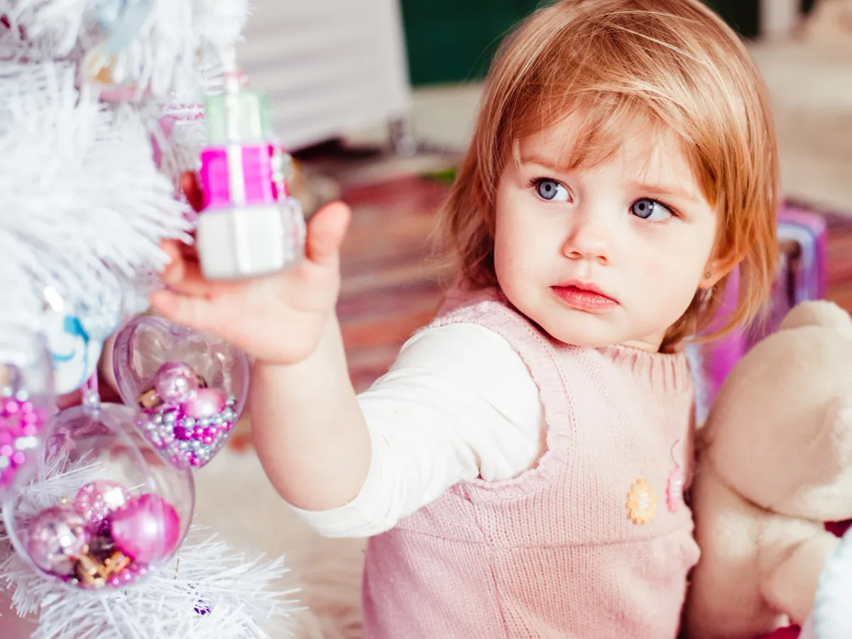 Fetiță se joacă - Foto: freepik