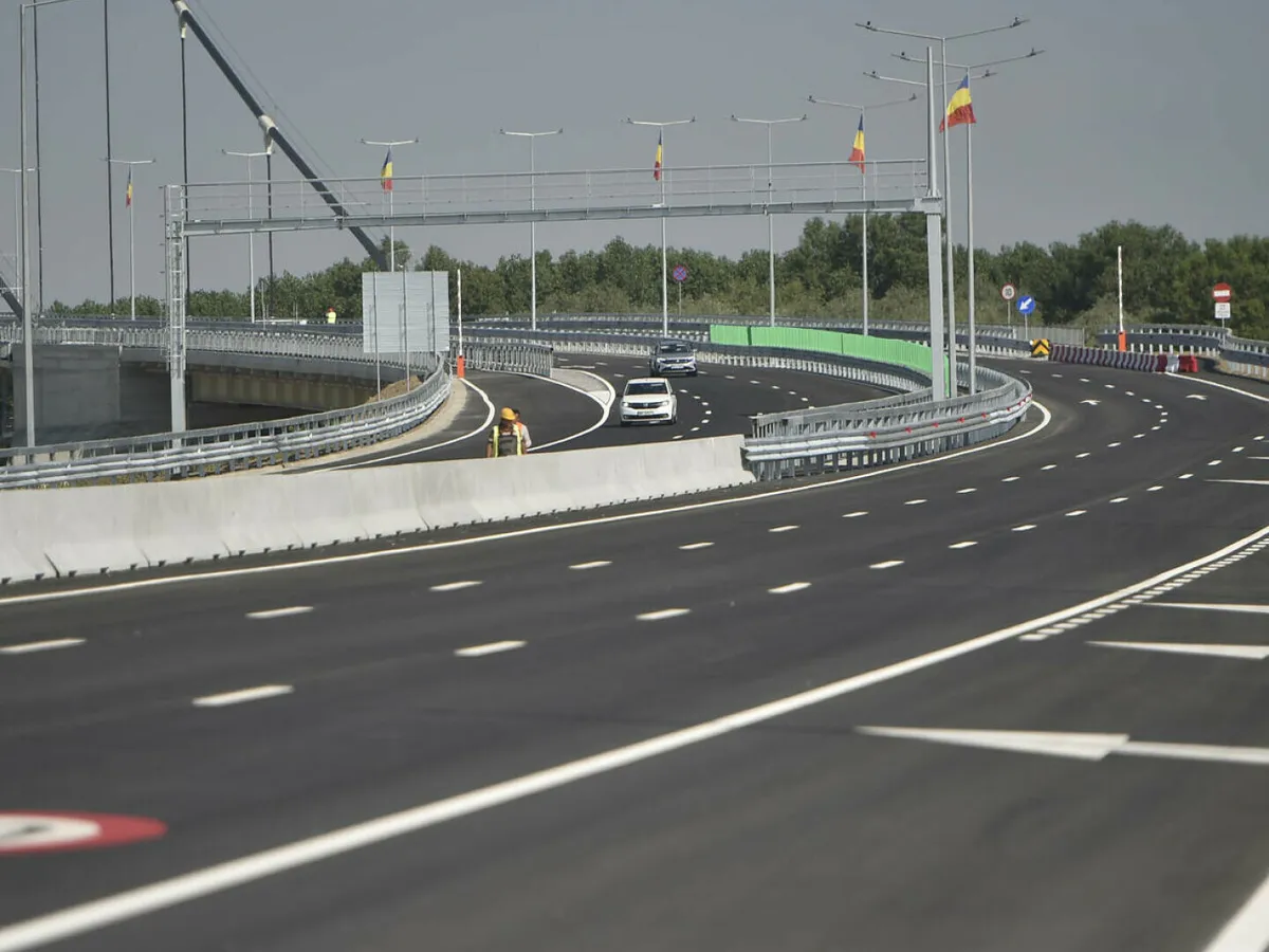 Foto: Podul are serioase probleme de structură Sursa: Agerpres