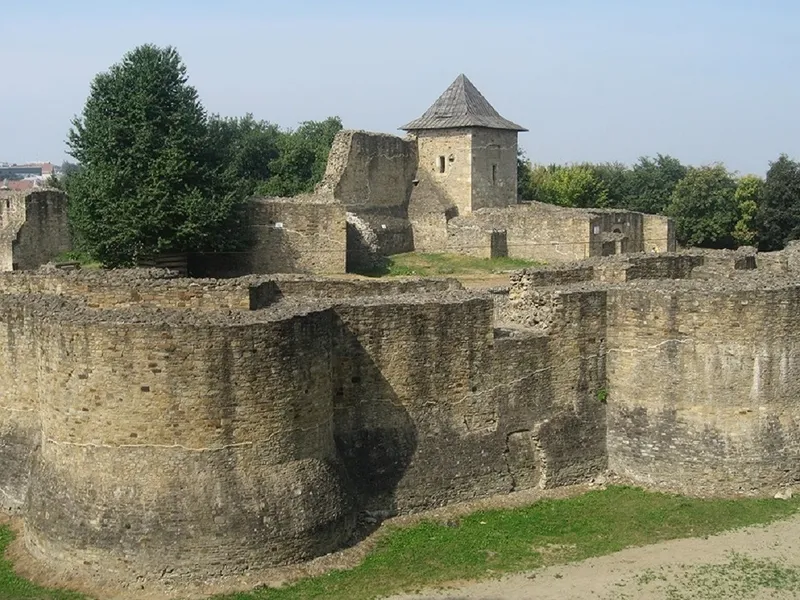 Cetatea de Scaun a Sucevei a văzut multe grozăvii de-a lungul timpului - Foto: arhiepiscopiasucevei.ro