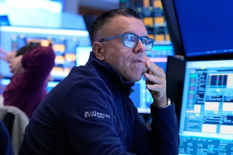 Trader de pe Wall Street, de la NYSE, urmărind evoluţia indicilor bursieri - Foto: Profimedia Images