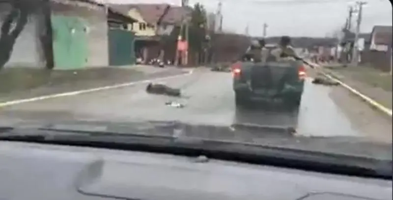 În orașul Bucha, cadravrele civililor au fost lăsate de militarii ruși pe stradă/ FOTO: Captură video