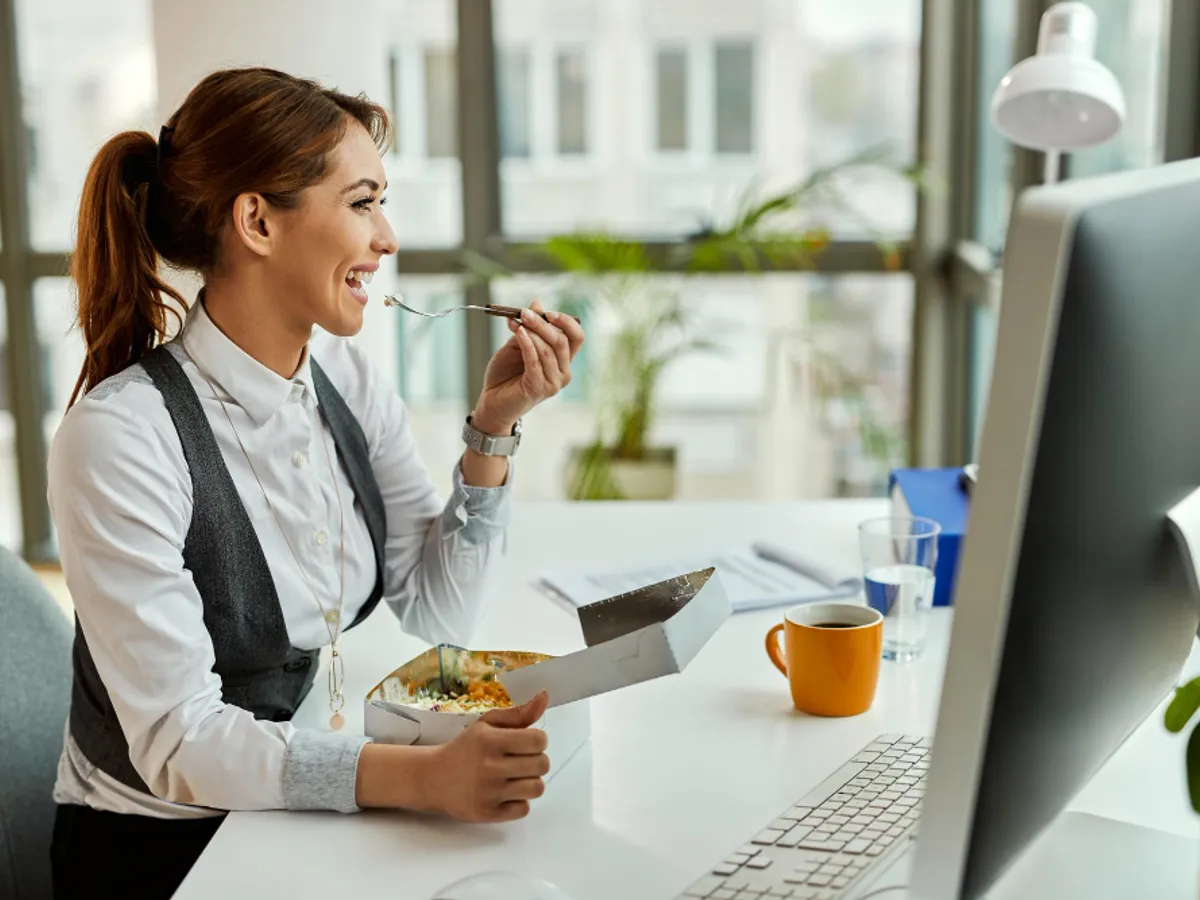 Mănâncă în fața laptopului - Foto: freepik